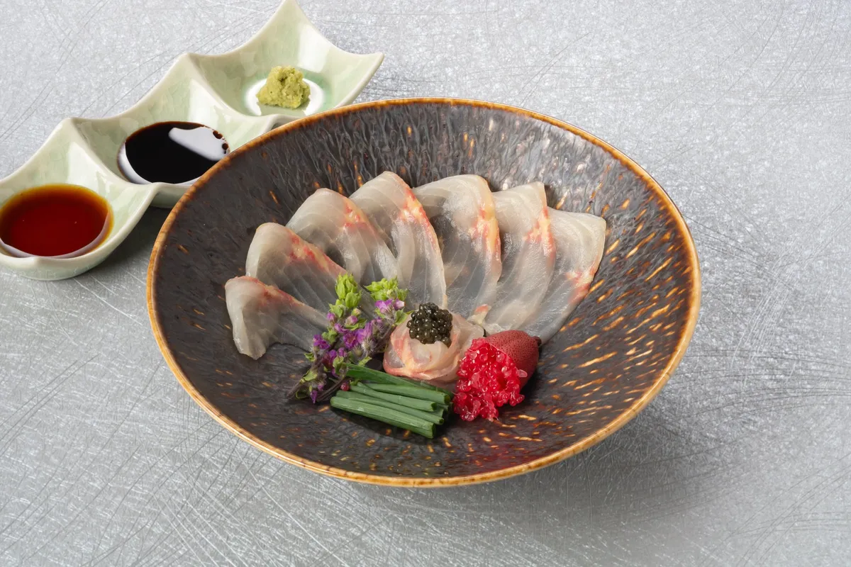 美しく盛り付けられたチョウザメのお造り
