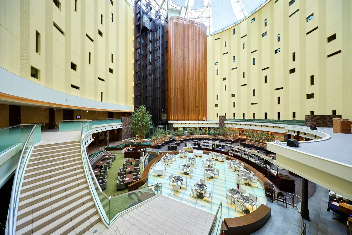 11層吹き抜けの開放的なレストラン内観