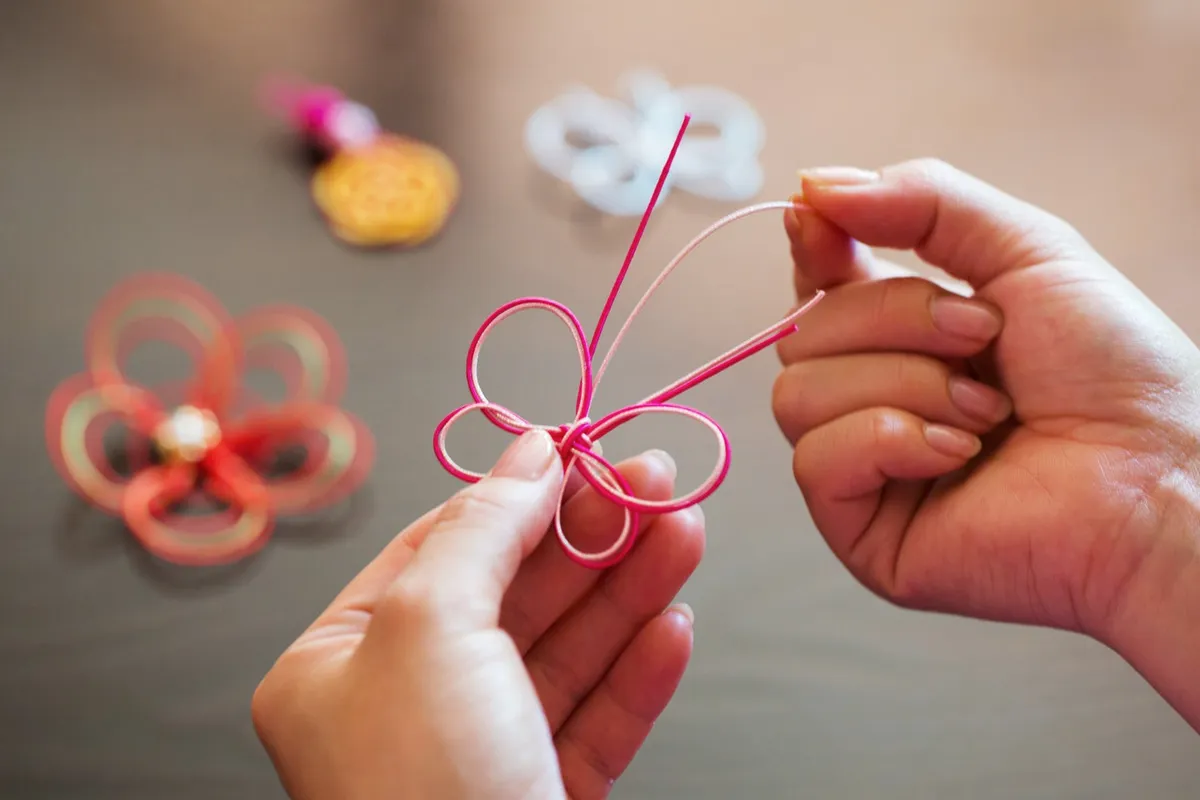 色鮮やかな水引を使って作品を作る工芸体験