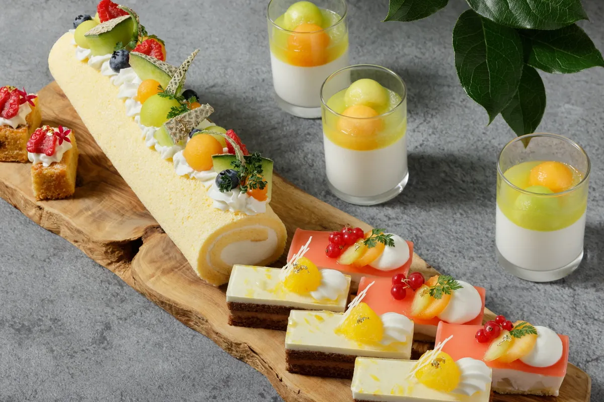 メロンのロールケーキやゼリーなど、バリエーション豊かなスイーツ盛り合わせ