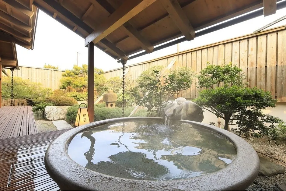 庭園を望む趣深い陶器風呂