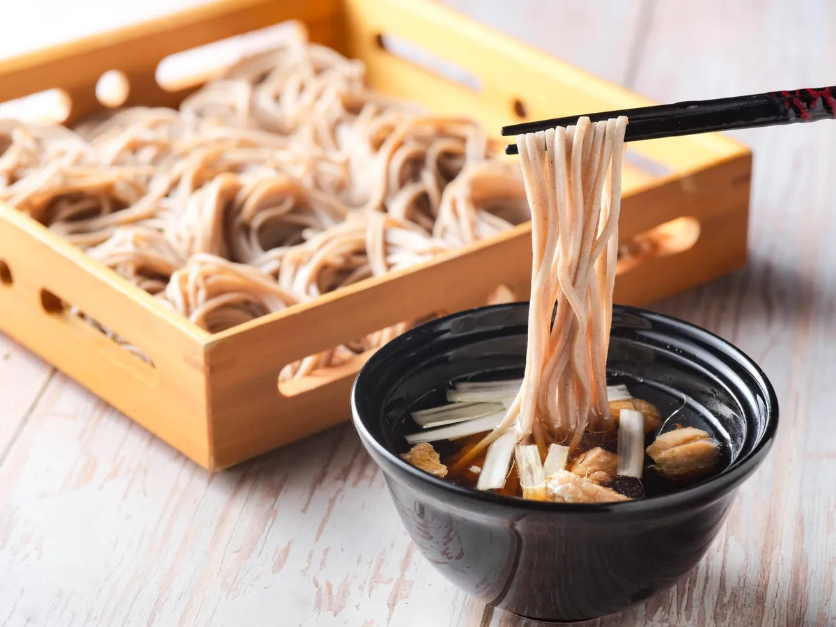 鴨の出汁が効いた温かいお蕎麦は心まで温まる味わい