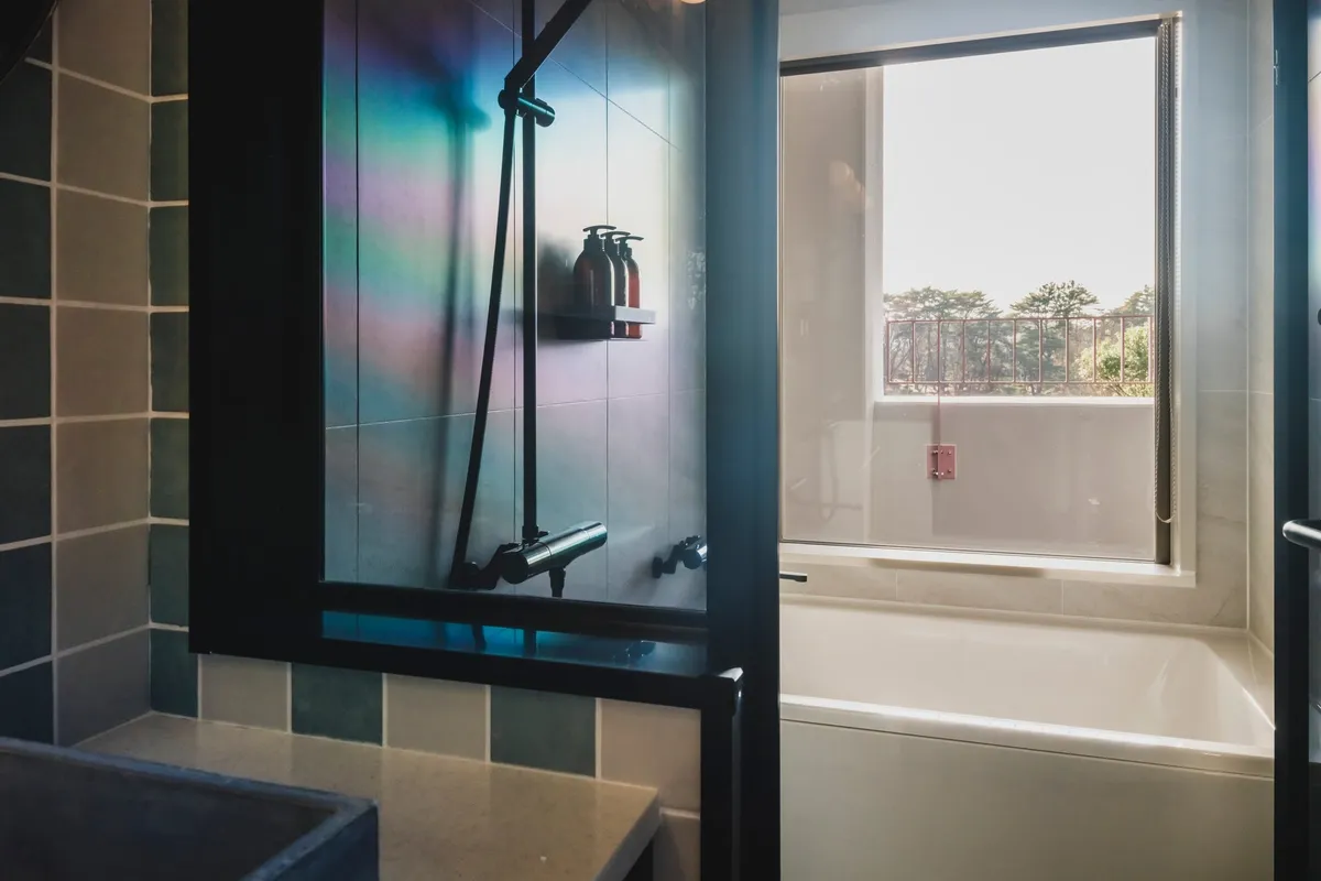公園を望む開放的なバスルーム