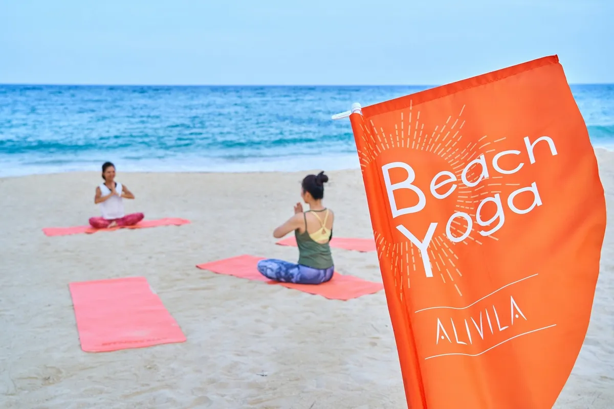 波音に包まれながら心身を整える早朝ビーチヨガ