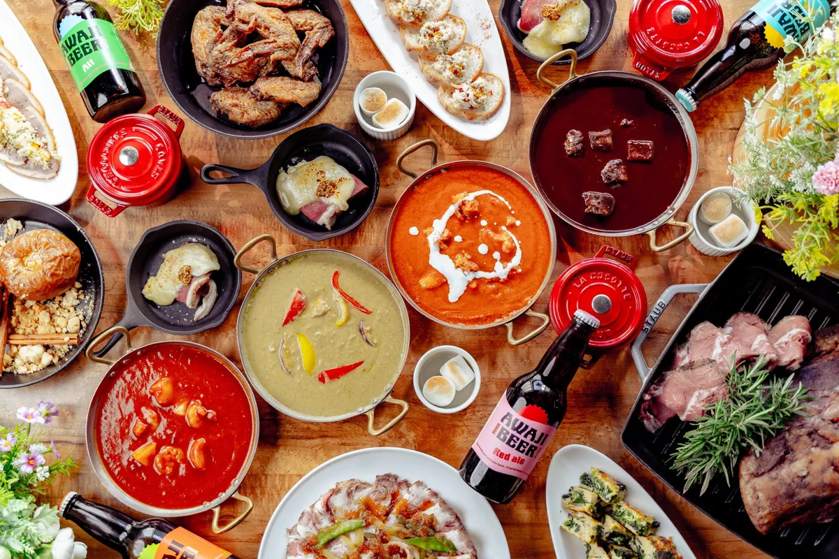 本格カレーやローストビーフなど多彩なメニューが並ぶブッフェテーブル