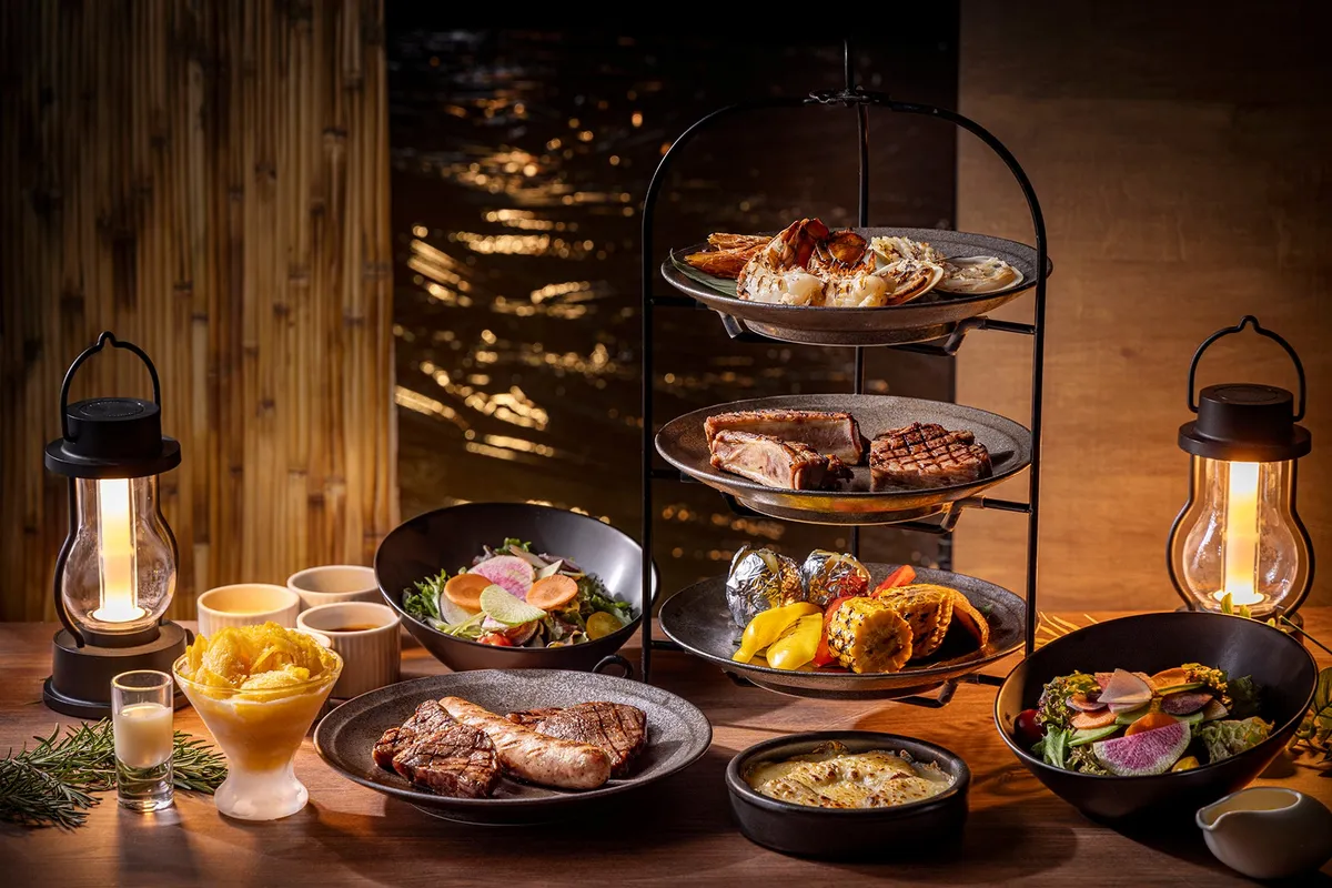 ランタンの灯りに包まれた落ち着いた雰囲気のディナータイム