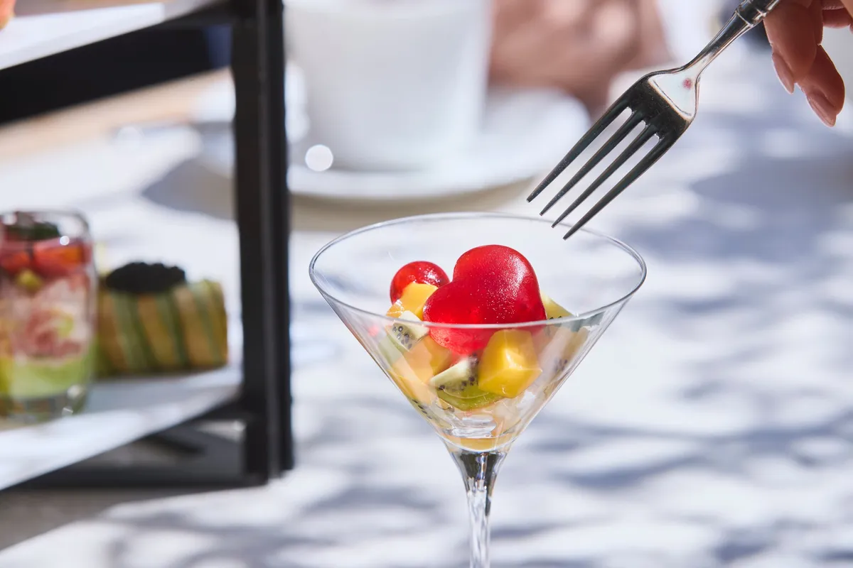 ハートのゼリーとマンゴーが彩るグラスデザート