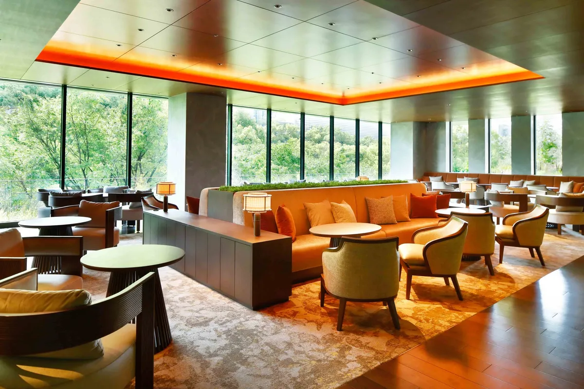 高い天井と大きな窓が特徴的なホテルのラウンジ内観