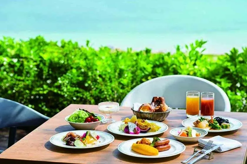 海を望むテラスでの朝食風景