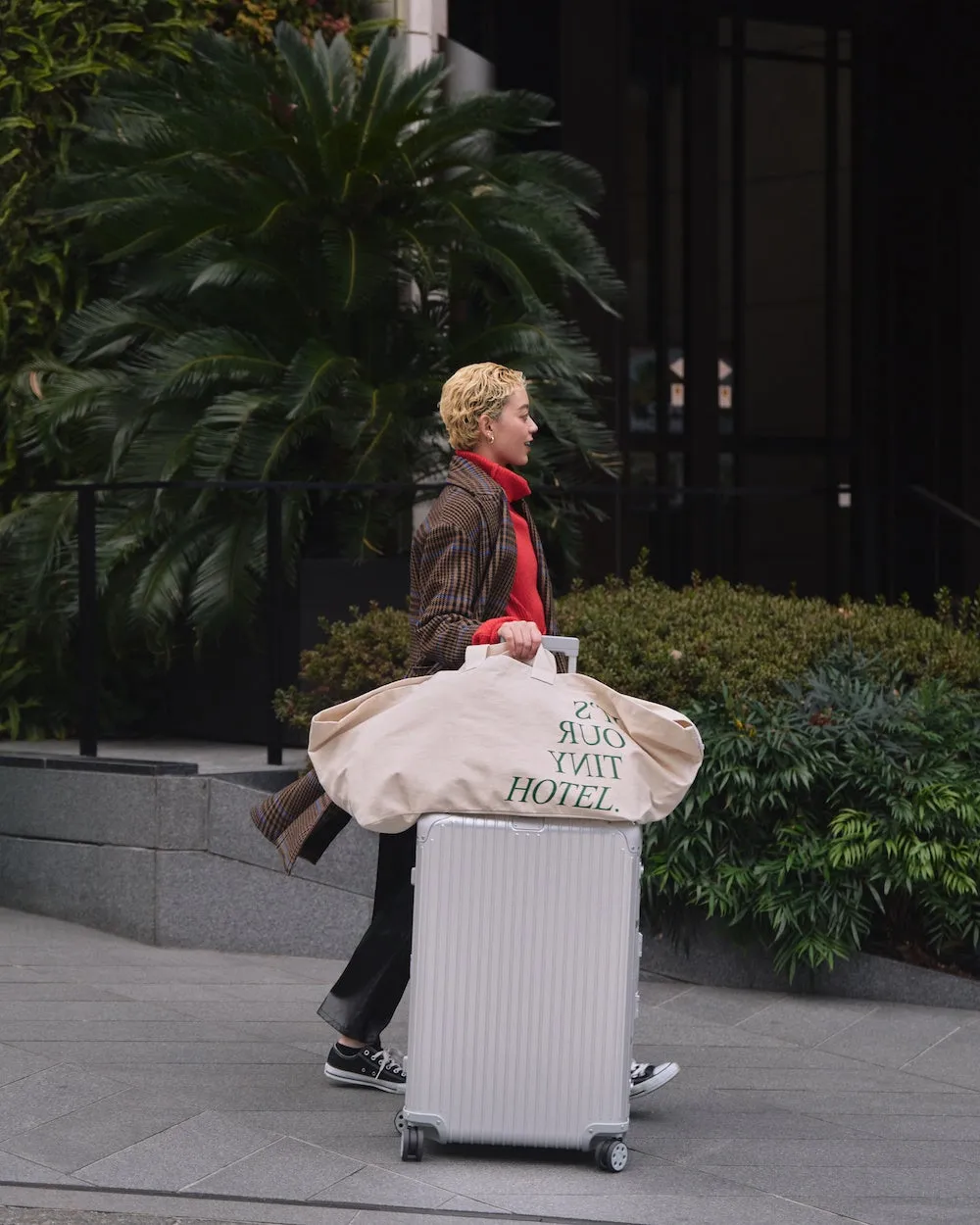 スーツケースと共に大容量のトートバッグを持ち運ぶ旅行のシーン
