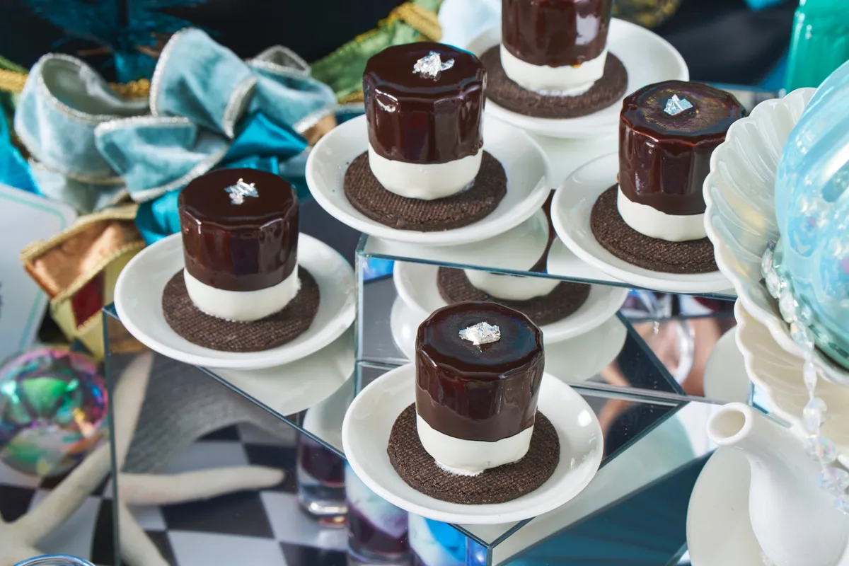 帽子屋のハットをイメージしたチョコレートスイーツ