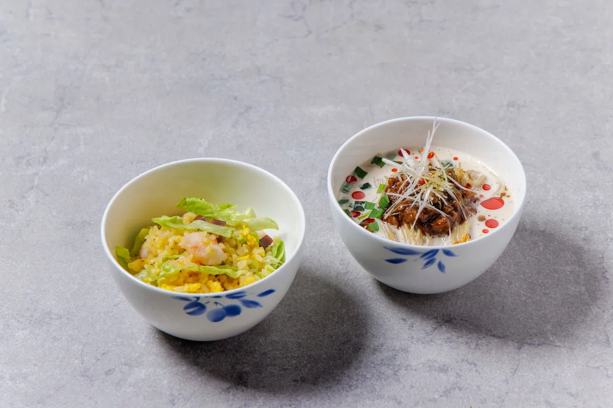 オプションの担々麺と炒飯