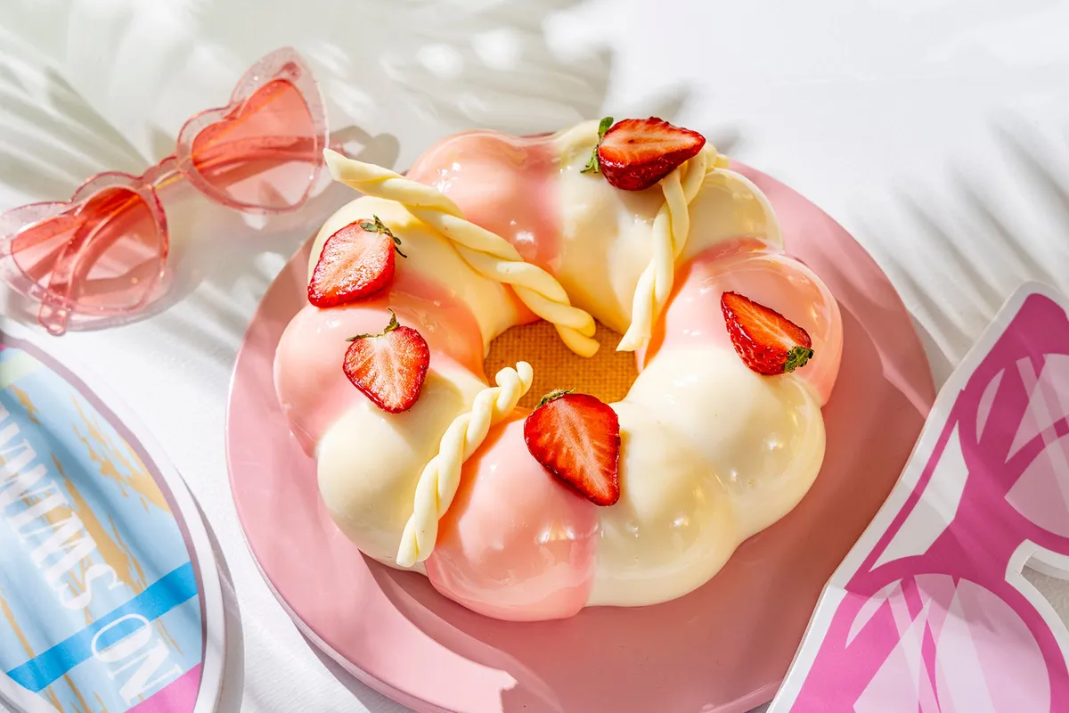 苺が乗ったピンクと白のムースケーキ