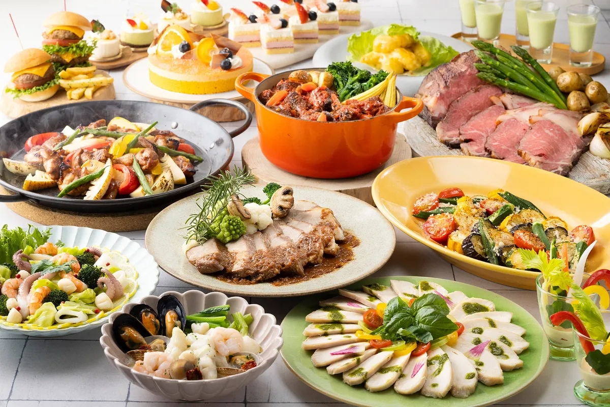 春夏の味覚が並ぶビュッフェカウンターの全景