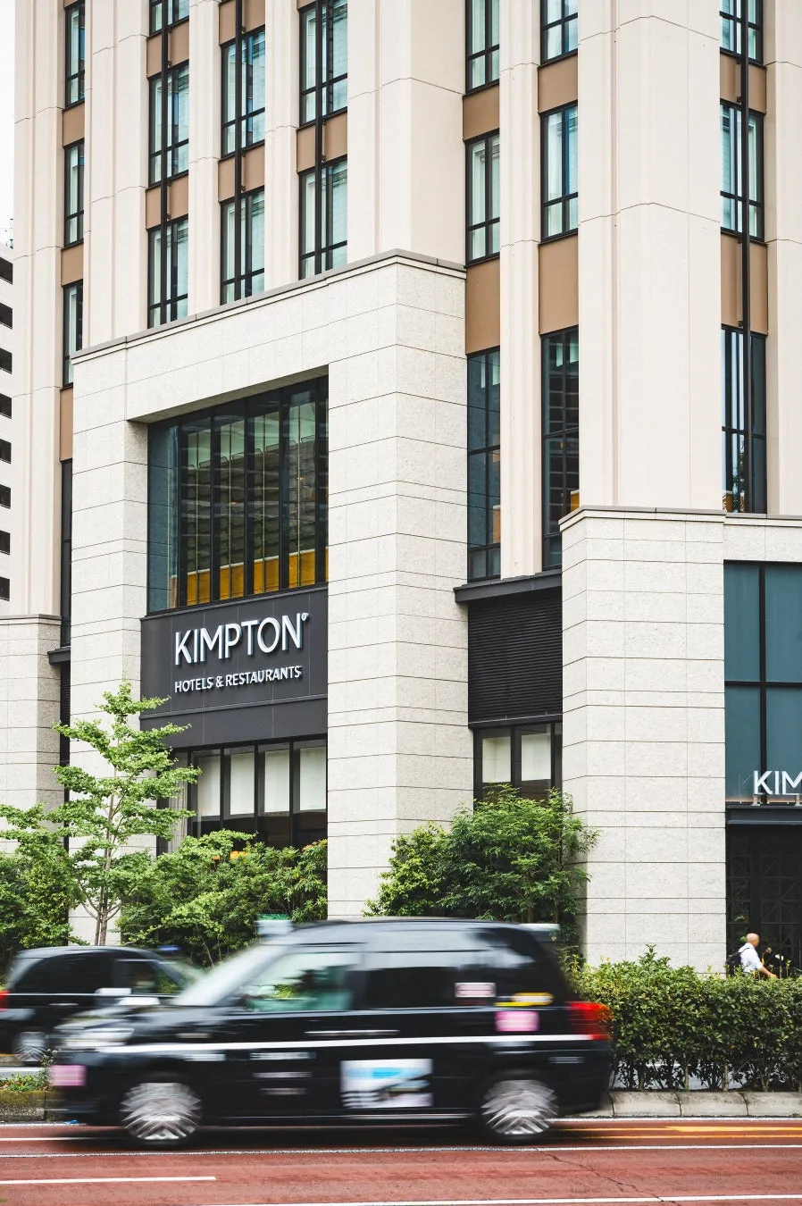 スタイリッシュでモダンなキンプトン新宿東京の外観