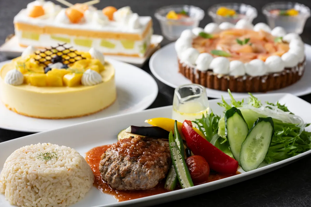 色鮮やかなスイーツとハンバーグが並ぶブッフェ