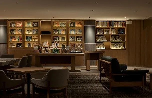 3,800枚のレコードが並ぶ贅沢なラウンジ