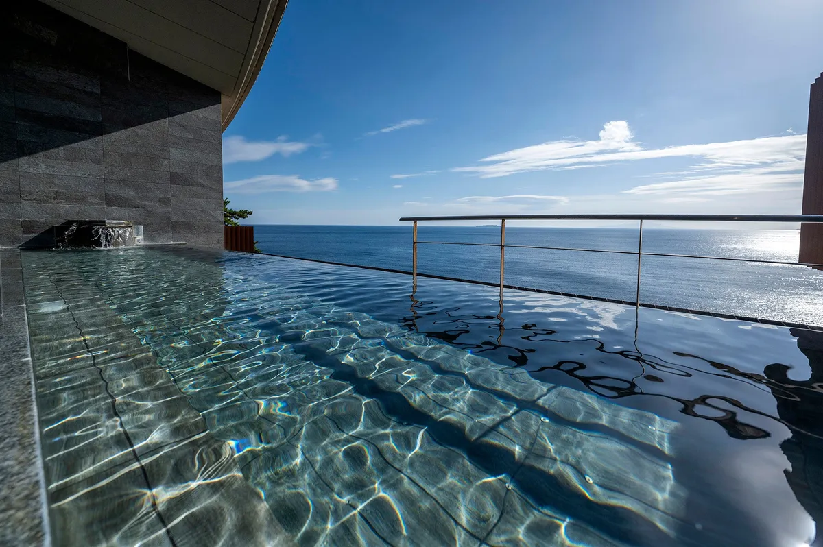 海と空が溶け合うような絶景を楽しめるホテルの露天風呂