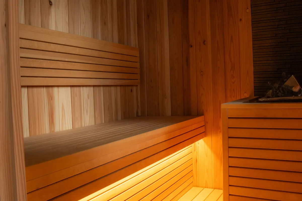 木の香りが漂う本格的なプライベートサウナの内部