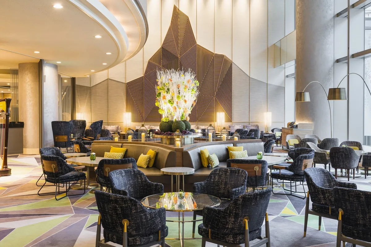 開放感溢れるザ・ラウンジの内装