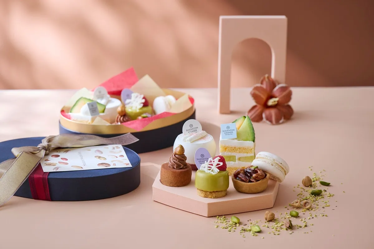 ミニスイーツが宝石のように並ぶスイーツボックス