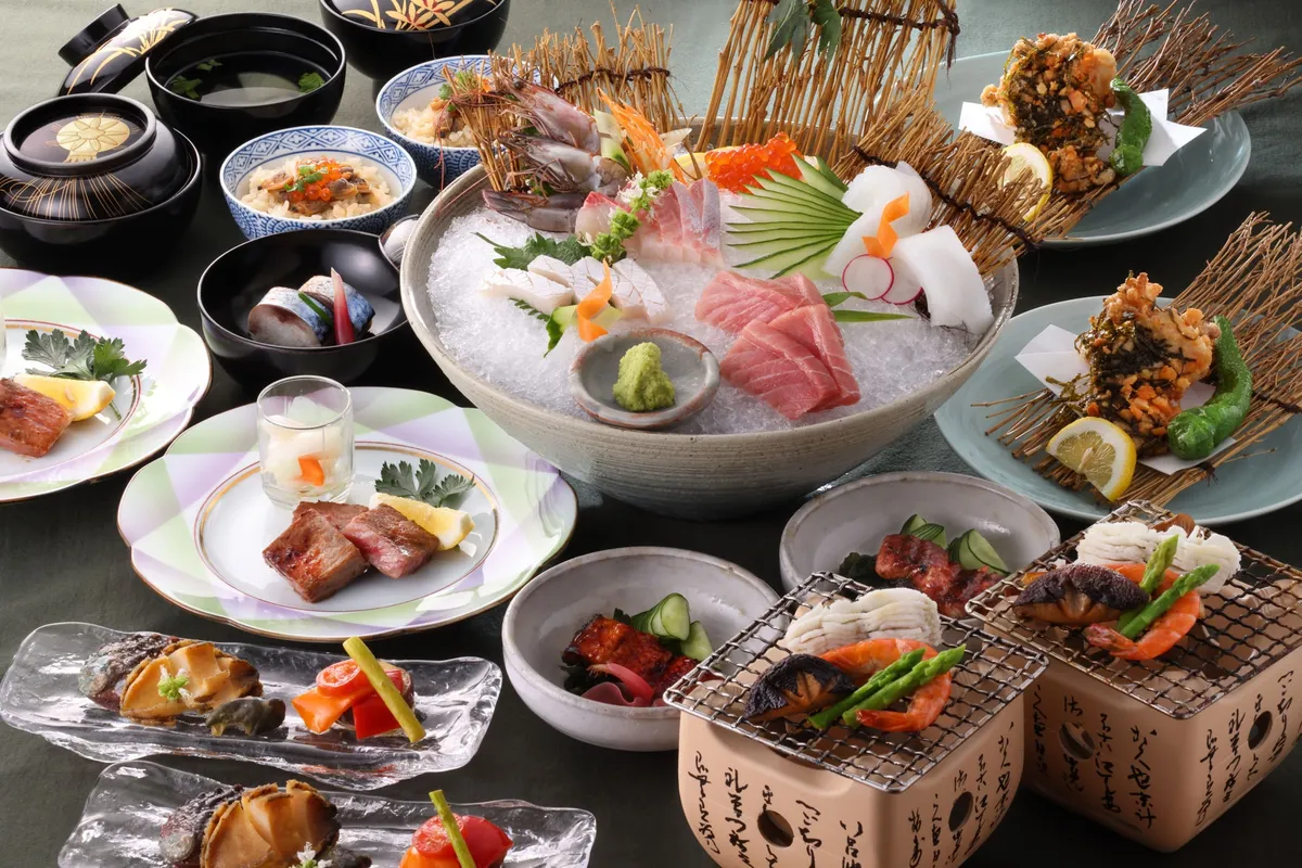 山口県産の新鮮な魚介や和牛を使用した豪華な懐石料理