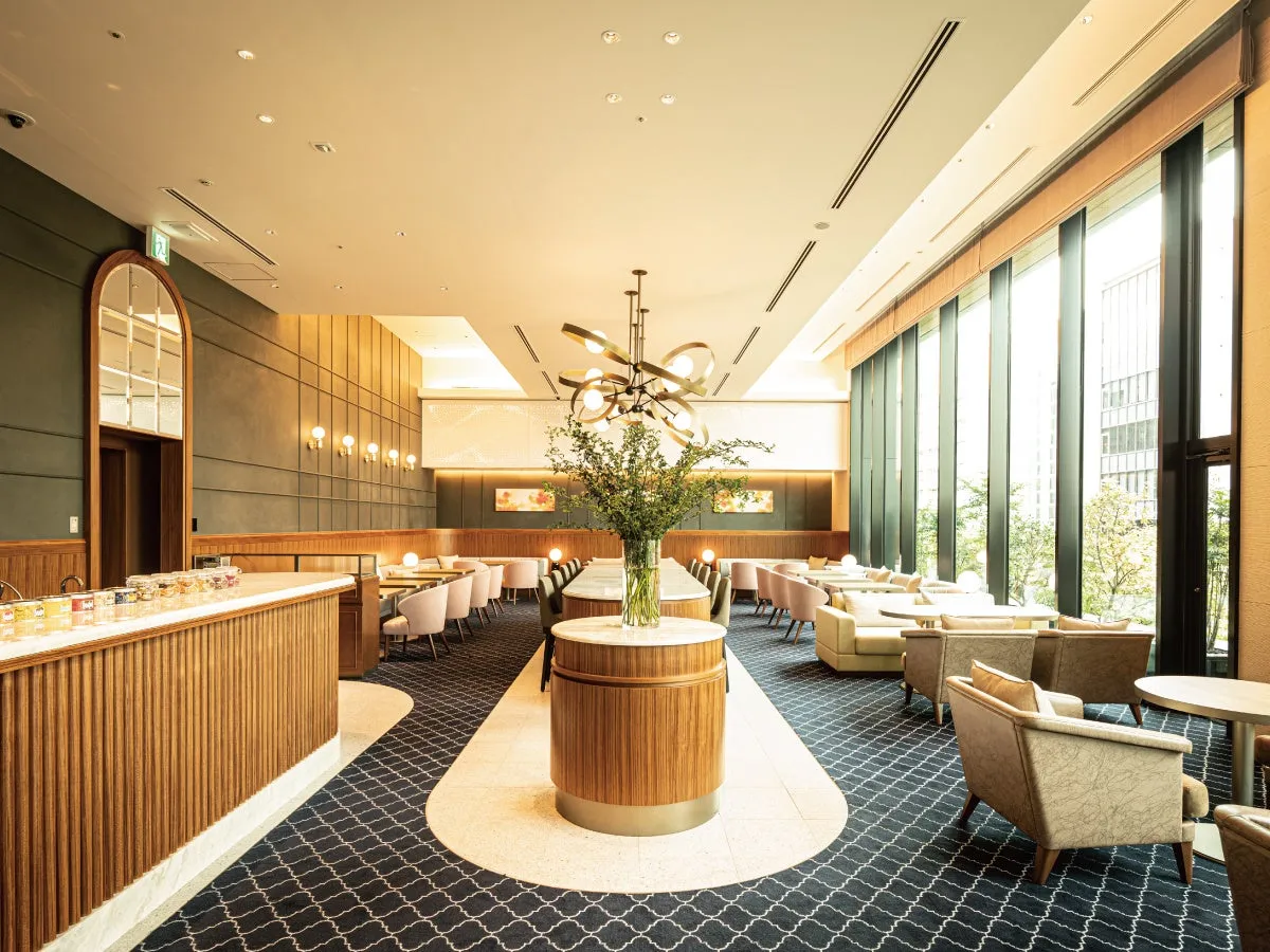 開放感あふれるTTT Cafeの洗練された店内