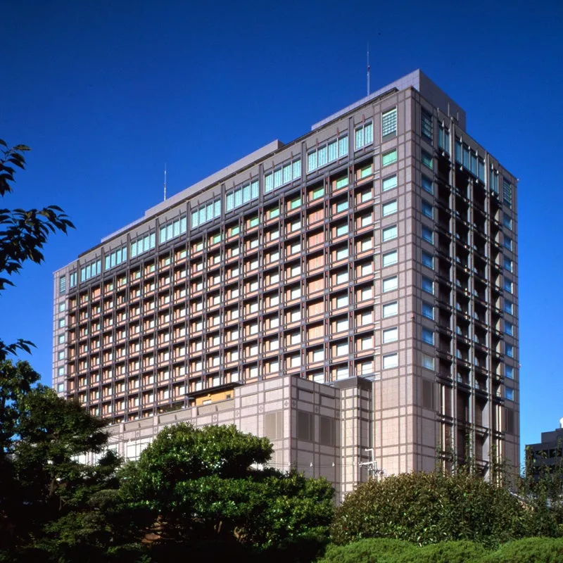 青空に映えるホテルオークラ京都の外観