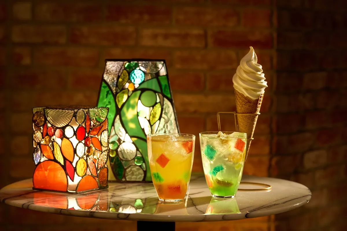 夜景をイメージしたメロンソーダとソフトクリーム