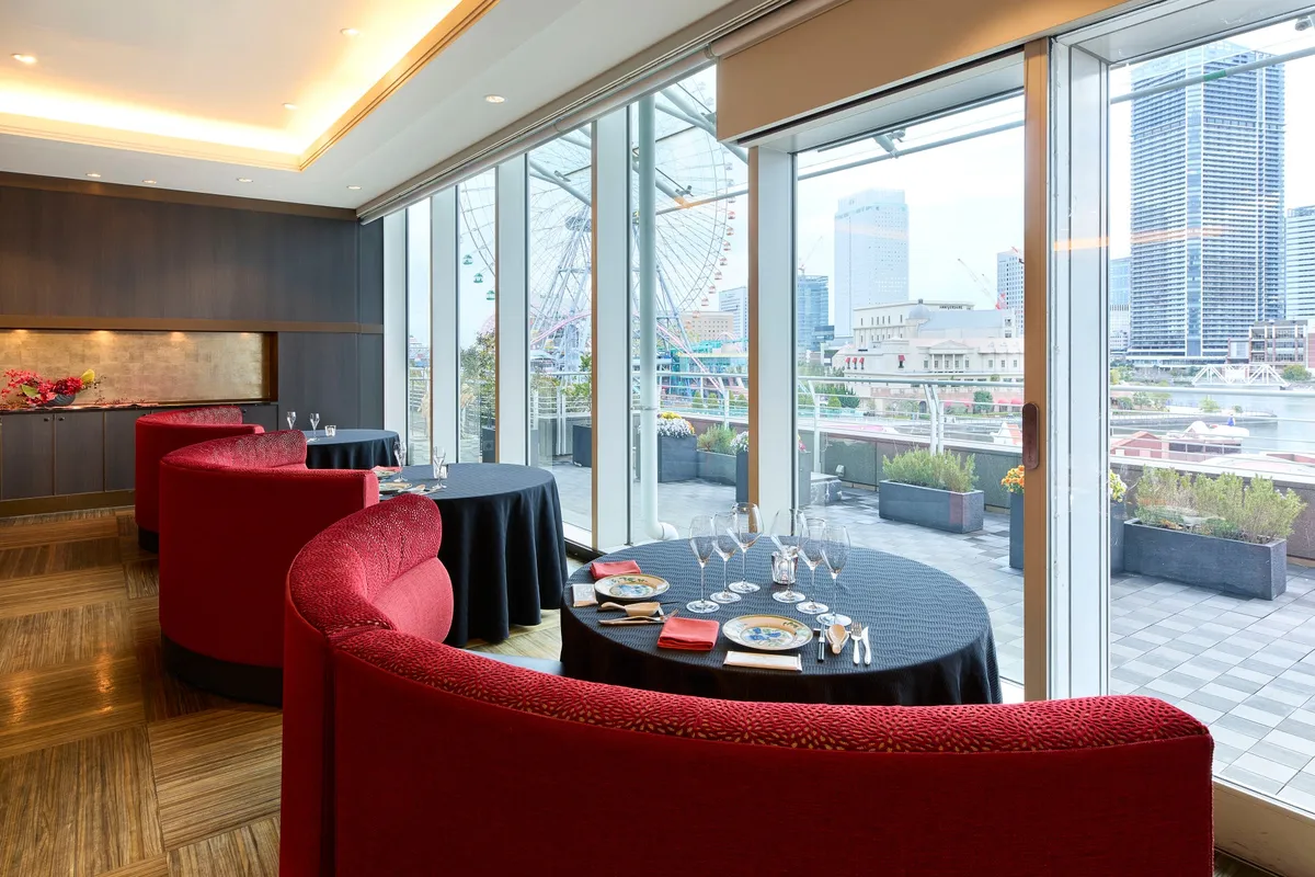 大観覧車を望むスーツァンレストラン陳の開放的な店内