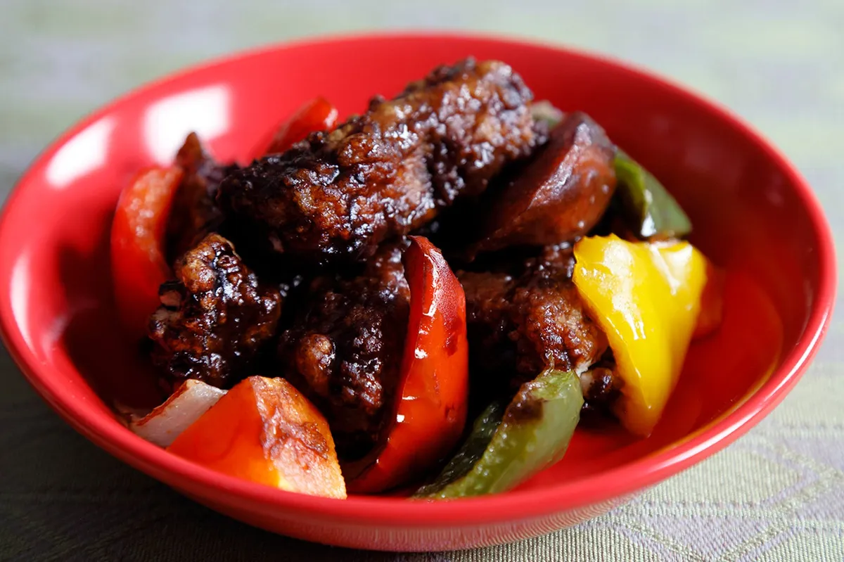 濃厚なソースが絡むジューシーな肉料理