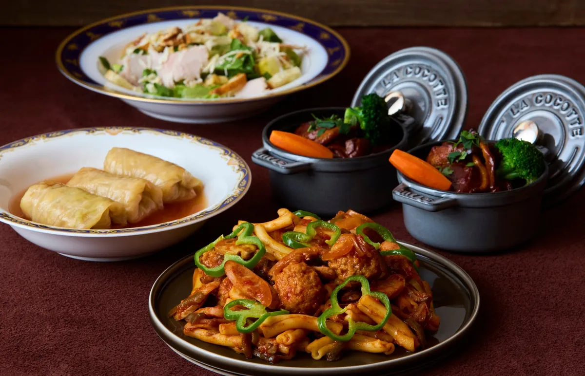 ストウブ鍋で提供されるビストロ料理