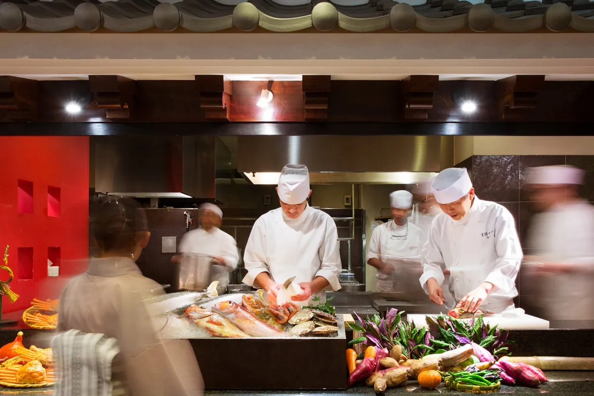 活気あふれるオープンキッチンの様子