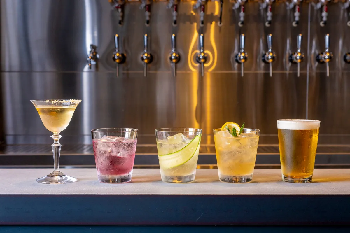 タップから注がれる色鮮やかなカクテルやクラフトビール