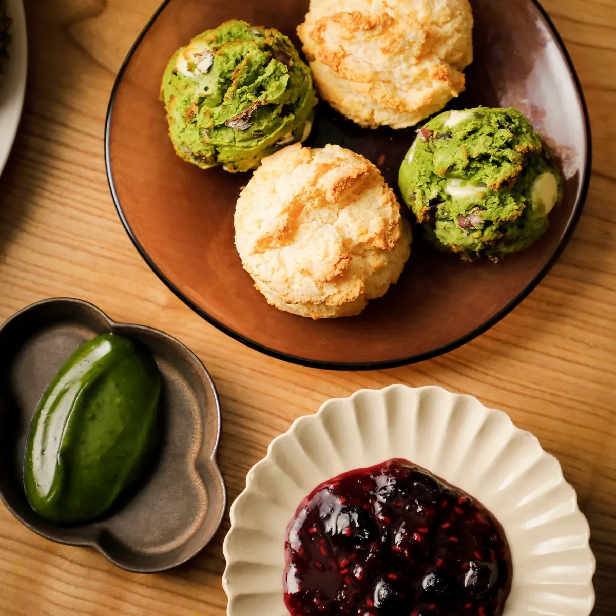 抹茶とプレーンのスコーン、自家製ジャムを添えて