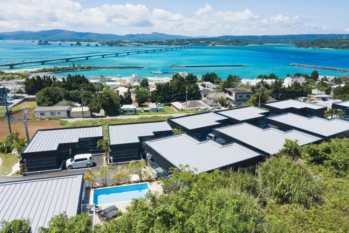 One Suite THE TERRACEの外観と古宇利島の絶景