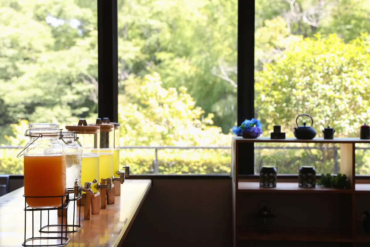 新緑を望む開放的なラウンジに用意されたフリーフローのドリンクカウンター