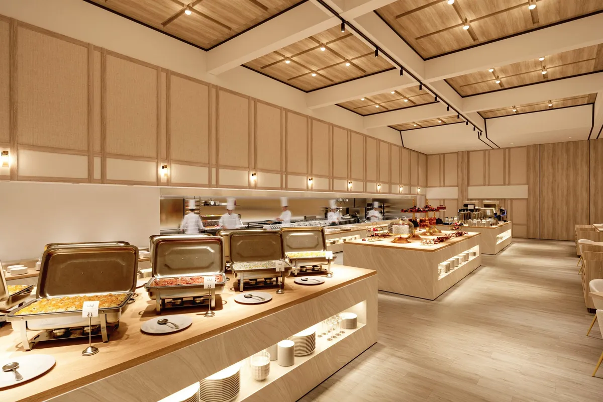 シェフが腕を振るうライブキッチンと豊富な料理が並ぶバイキング会場