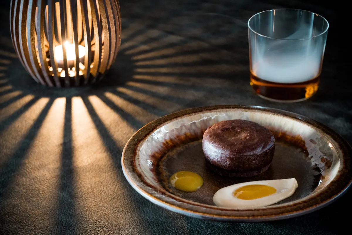 フォンダンショコラと燻製の香りが漂うドリンク