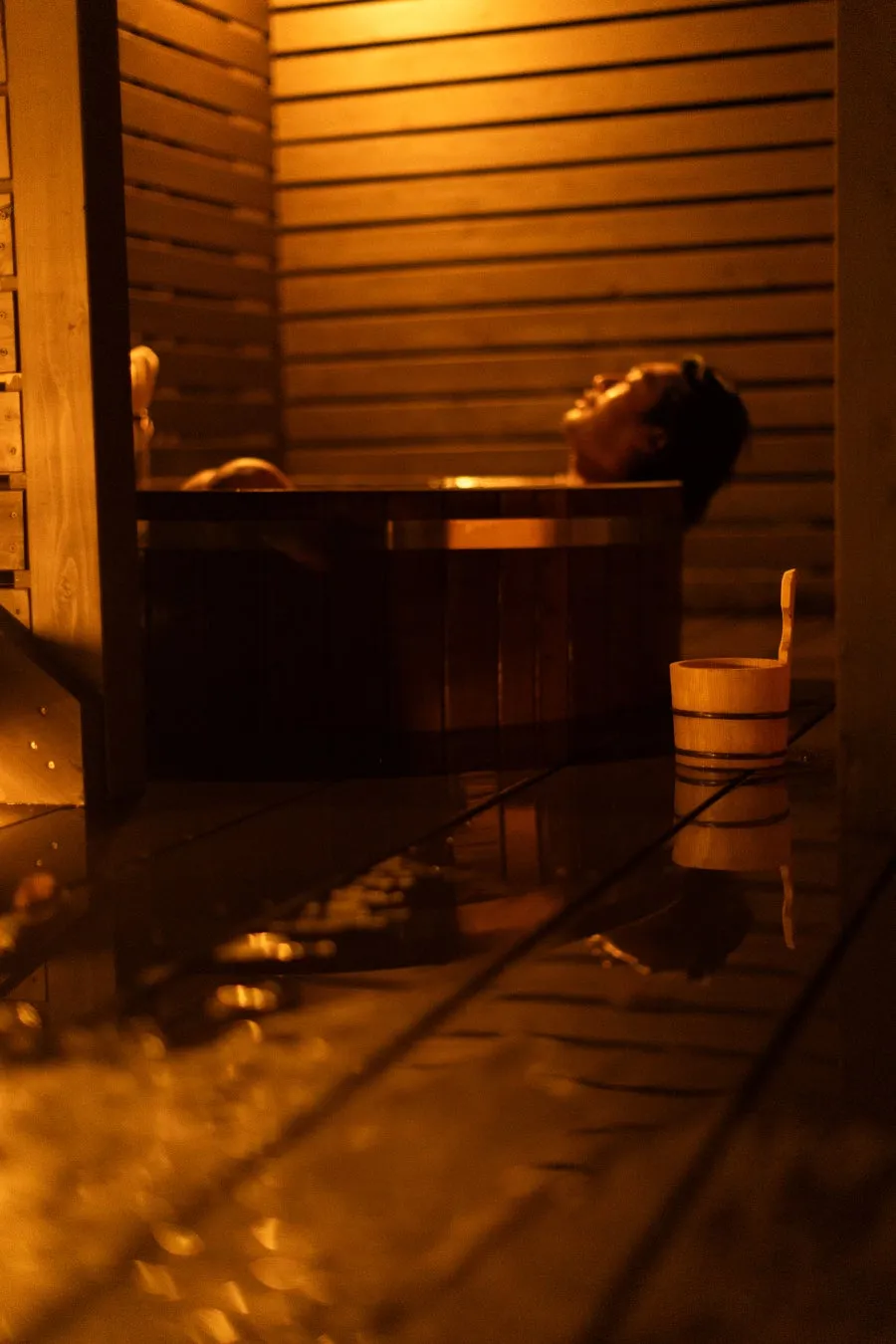 月明かりの下でリラックスする水風呂