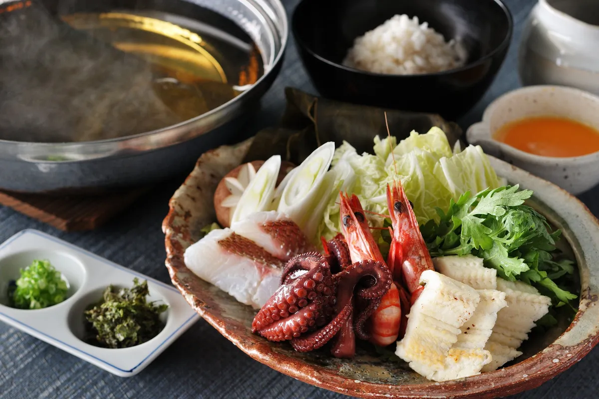 瀬戸内の海の幸が贅沢に並ぶ水軍鍋の食材