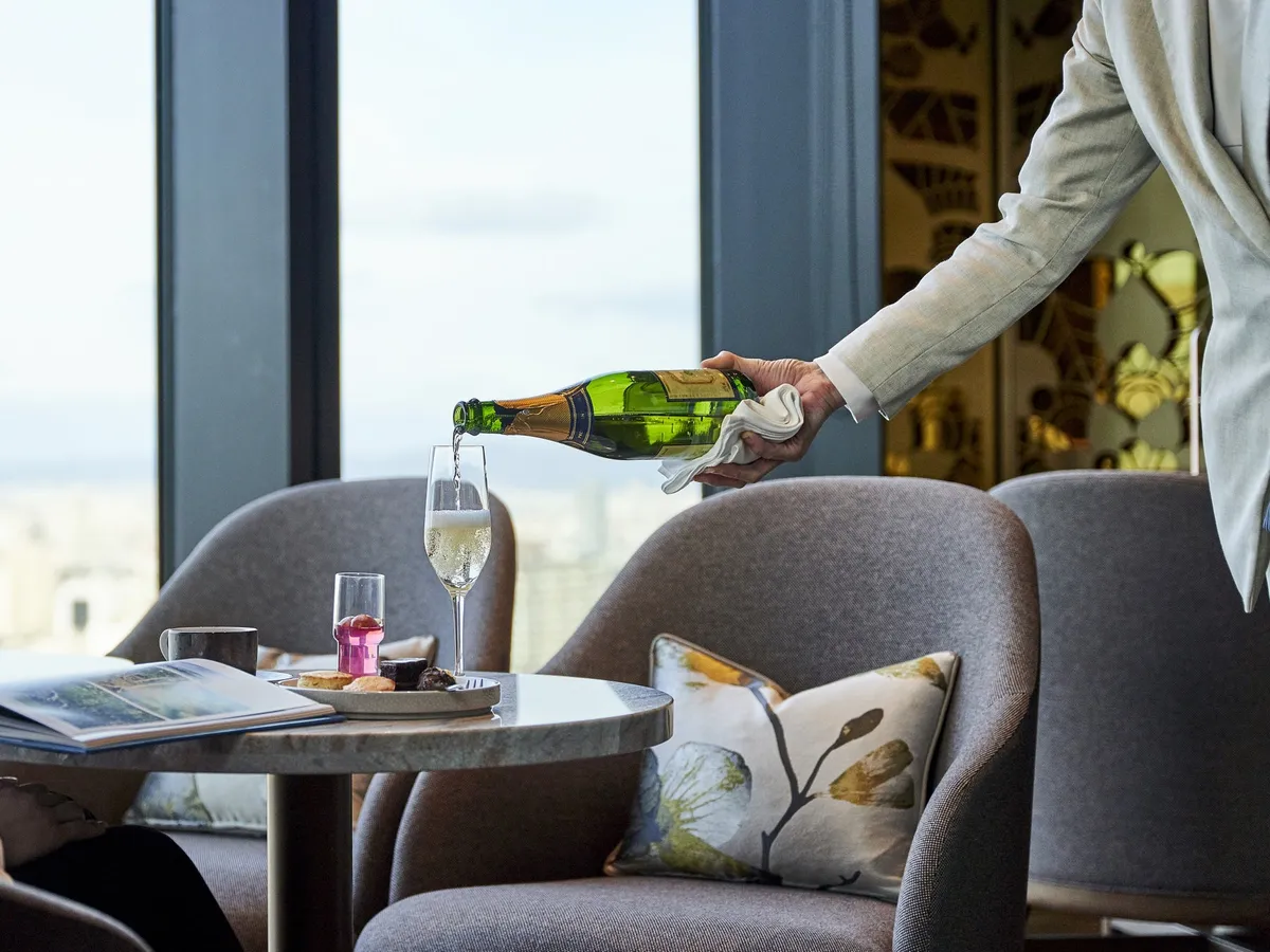 スタッフによるシャンパンのサーブシーン