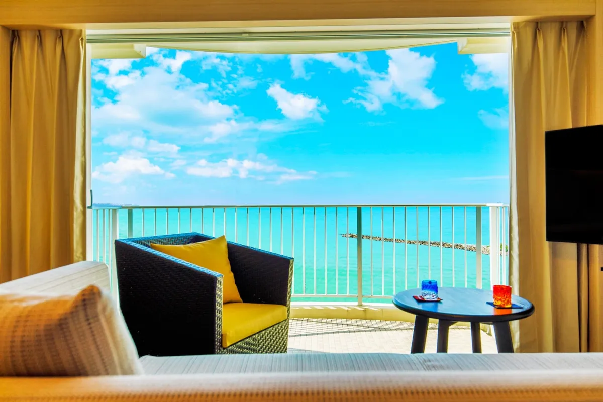 客室のバルコニーから一望できる沖縄の美しいエメラルドグリーンの海