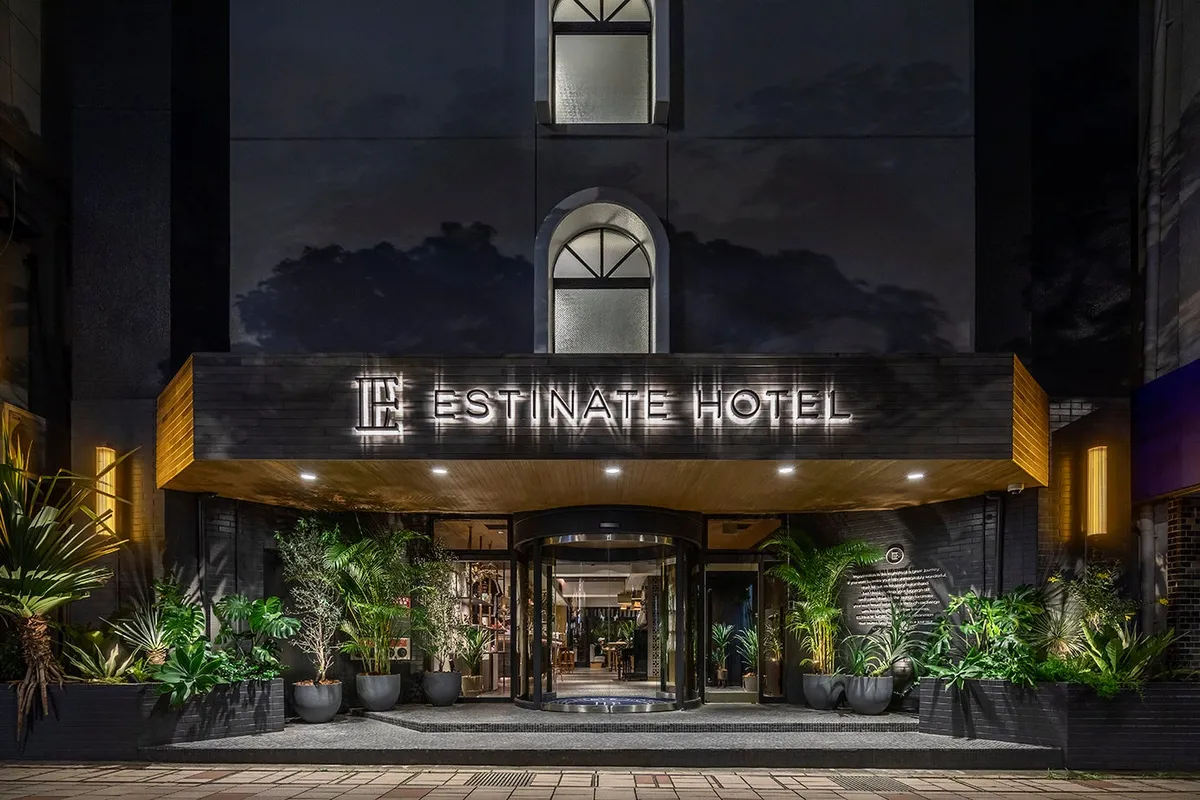 ESTINATE HOTEL 那覇の夜のエントランス