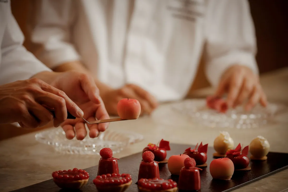 シェフが丁寧にピーチスイーツを仕上げる様子
