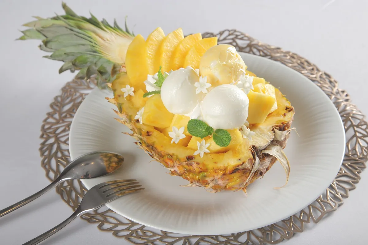 パイナップルを器にした華やかなパルフェ