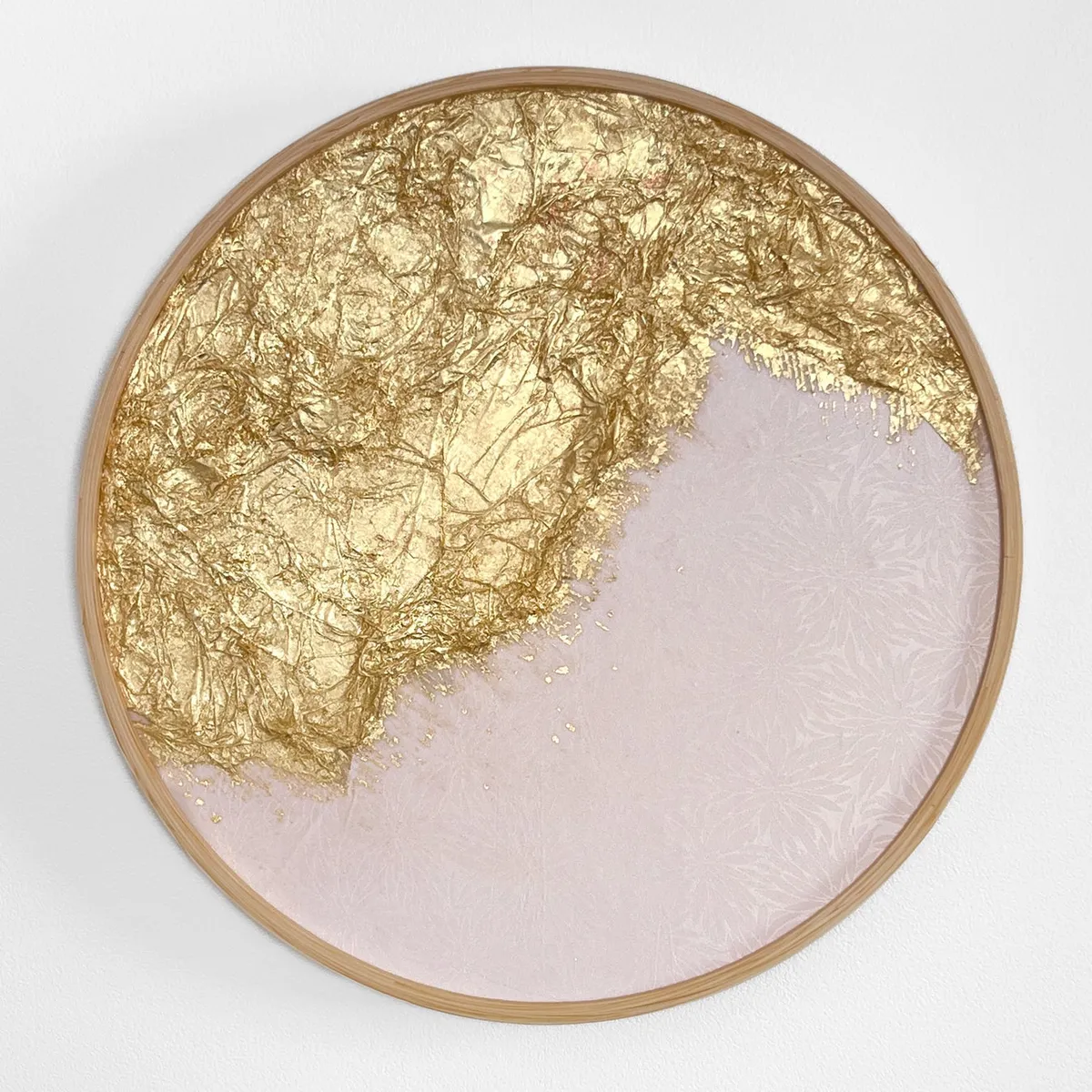 金箔と着物の地紋が美しく響き合う円形のアート作品