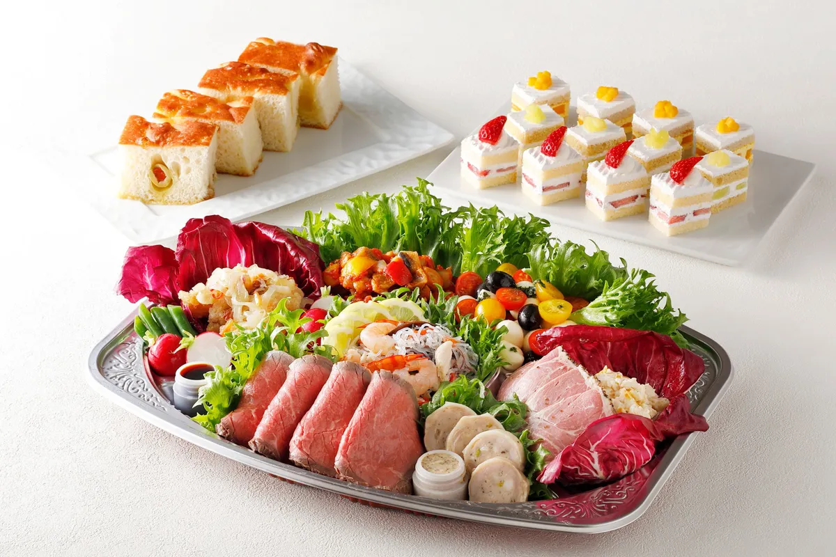 ローストビーフやスーパーメロンショートケーキが並ぶ豪華なオードブル