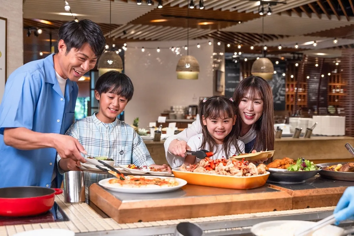 家族で楽しくビュッフェ料理を選ぶ幸せな食事風景。