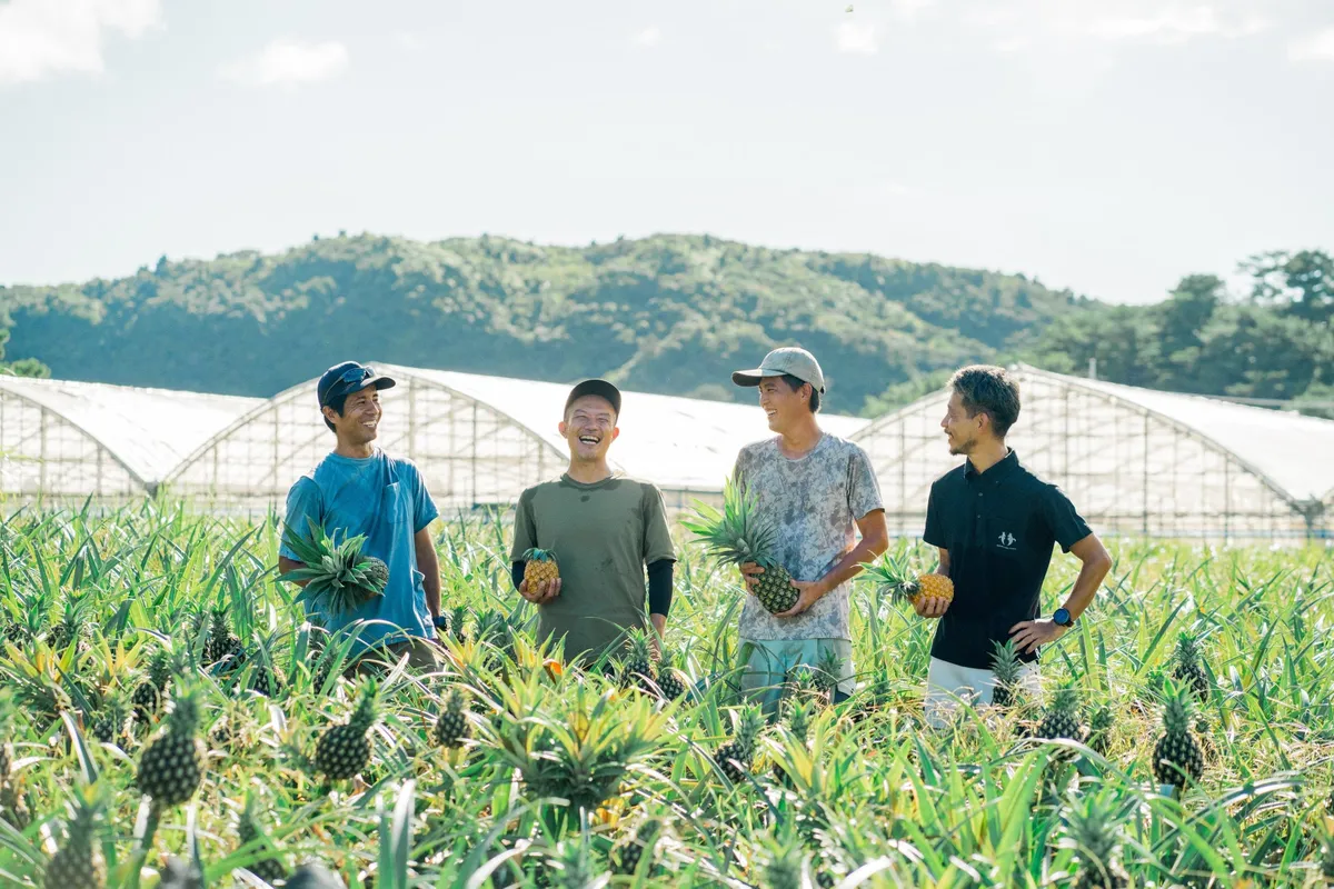 笑顔で並ぶピーチパイン農家の方々